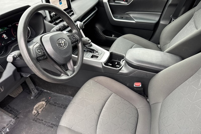 Toyota RAV4 Vehicle Full-screen Gallery Image 11