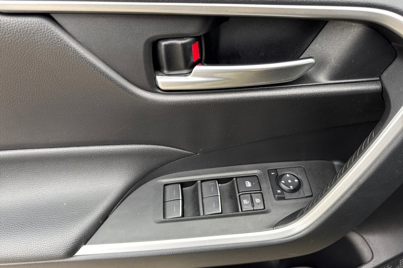 Toyota RAV4 Vehicle Full-screen Gallery Image 12