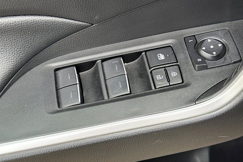 Toyota RAV4 Vehicle Full-screen Gallery Image 13