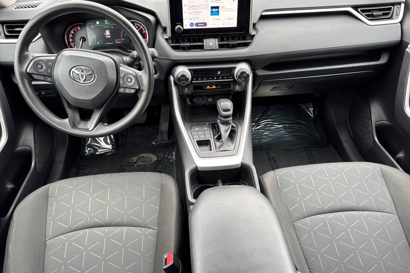 Toyota RAV4 Vehicle Full-screen Gallery Image 16