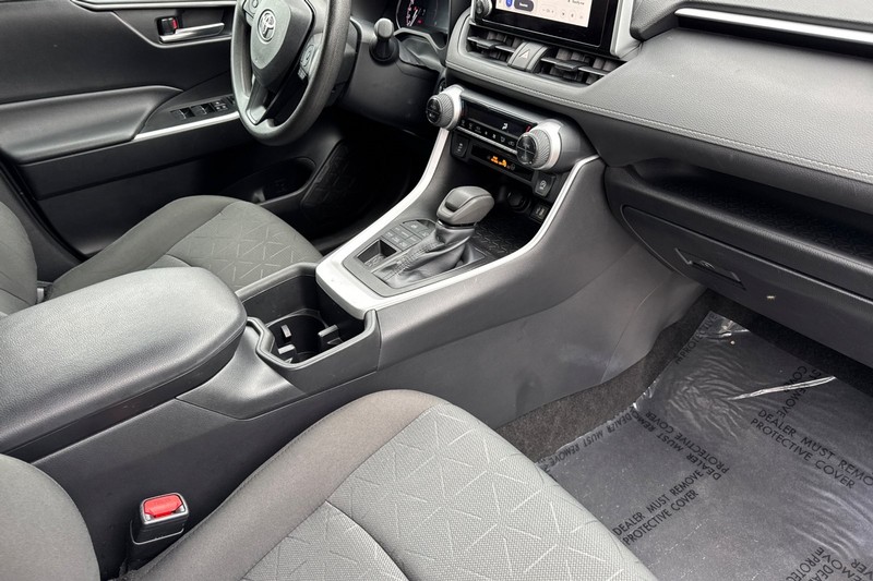 Toyota RAV4 Vehicle Full-screen Gallery Image 20
