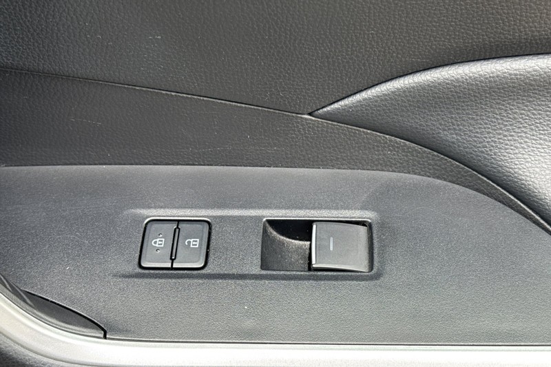 Toyota RAV4 Vehicle Full-screen Gallery Image 23