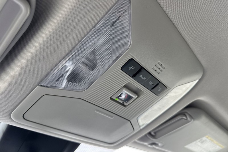 Toyota RAV4 Vehicle Full-screen Gallery Image 25