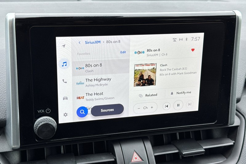 Toyota RAV4 Vehicle Full-screen Gallery Image 27