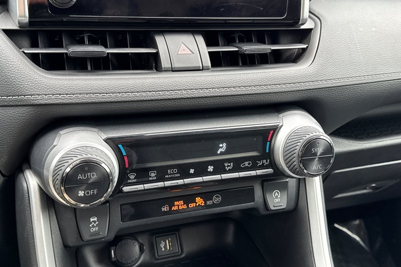 Toyota RAV4 Vehicle Full-screen Gallery Image 29