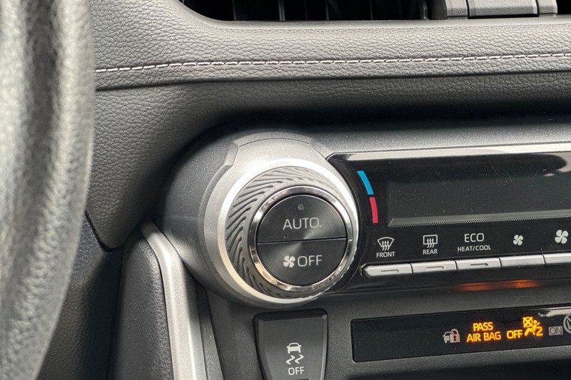 Toyota RAV4 Vehicle Full-screen Gallery Image 30