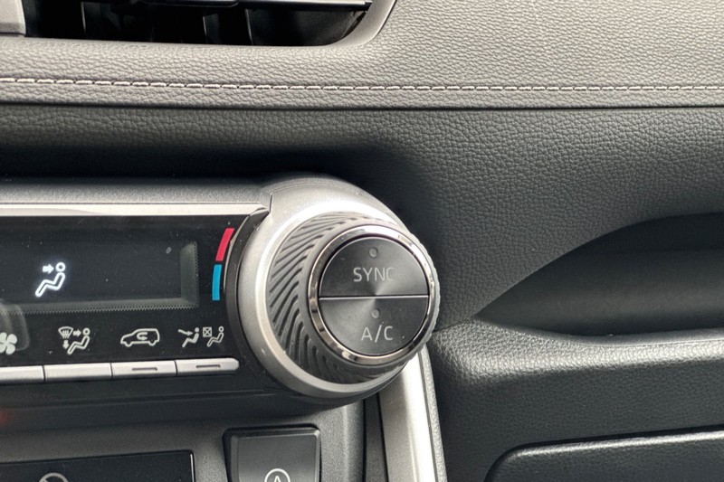 Toyota RAV4 Vehicle Full-screen Gallery Image 31