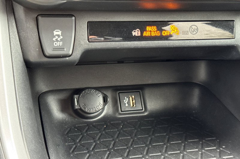 Toyota RAV4 Vehicle Full-screen Gallery Image 32