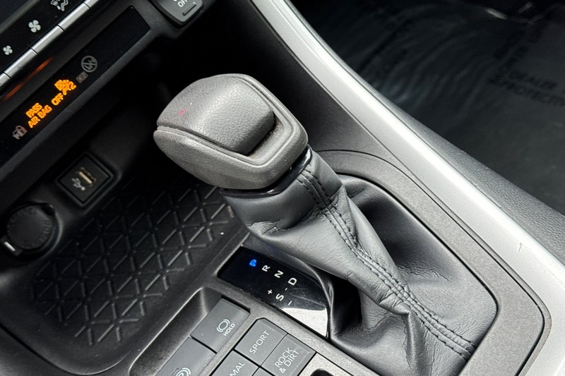 Toyota RAV4 Vehicle Full-screen Gallery Image 34