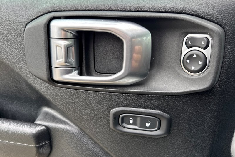 Jeep Gladiator Vehicle Full-screen Gallery Image 11