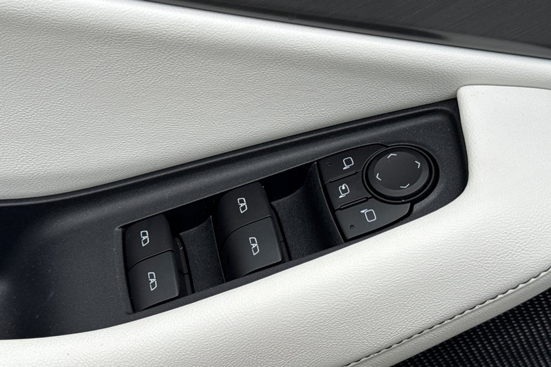 Acura ZDX Vehicle Full-screen Gallery Image 12