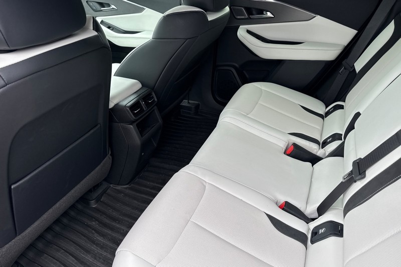 Acura ZDX Vehicle Full-screen Gallery Image 14