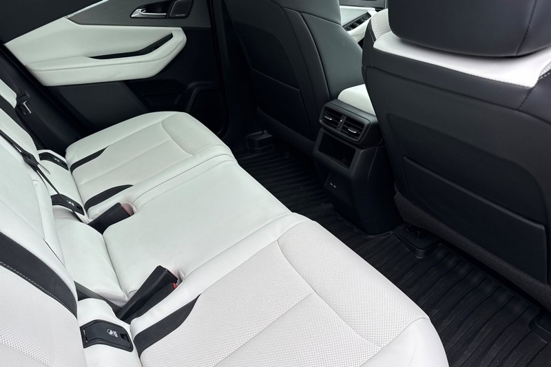 Acura ZDX Vehicle Full-screen Gallery Image 18
