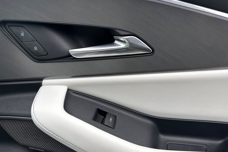 Acura ZDX Vehicle Full-screen Gallery Image 21