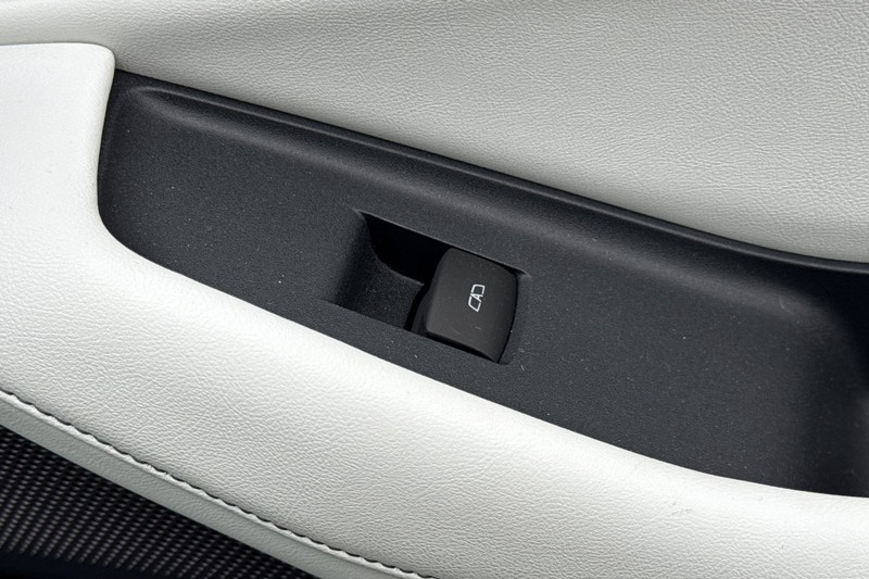 Acura ZDX Vehicle Full-screen Gallery Image 22