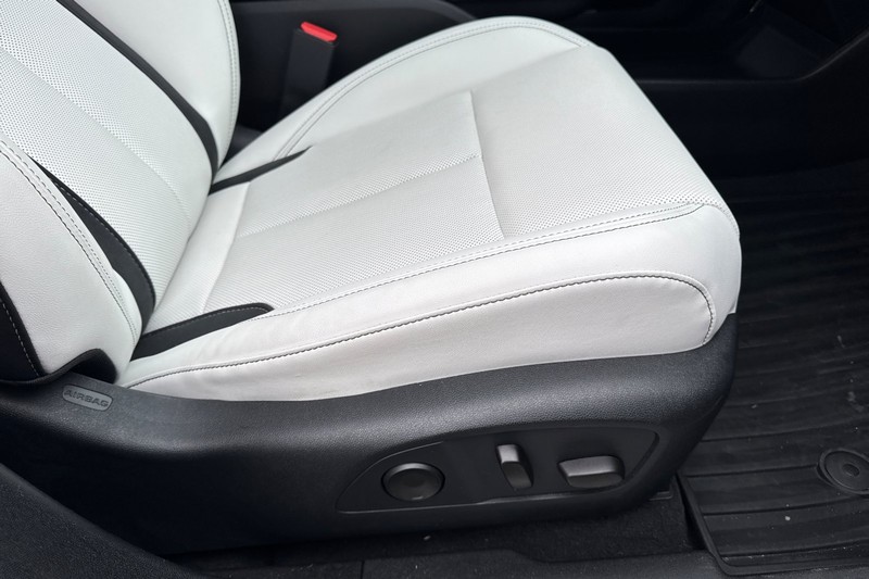 Acura ZDX Vehicle Full-screen Gallery Image 23