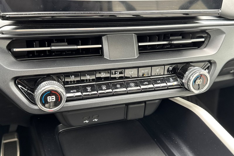 Acura ZDX Vehicle Full-screen Gallery Image 28