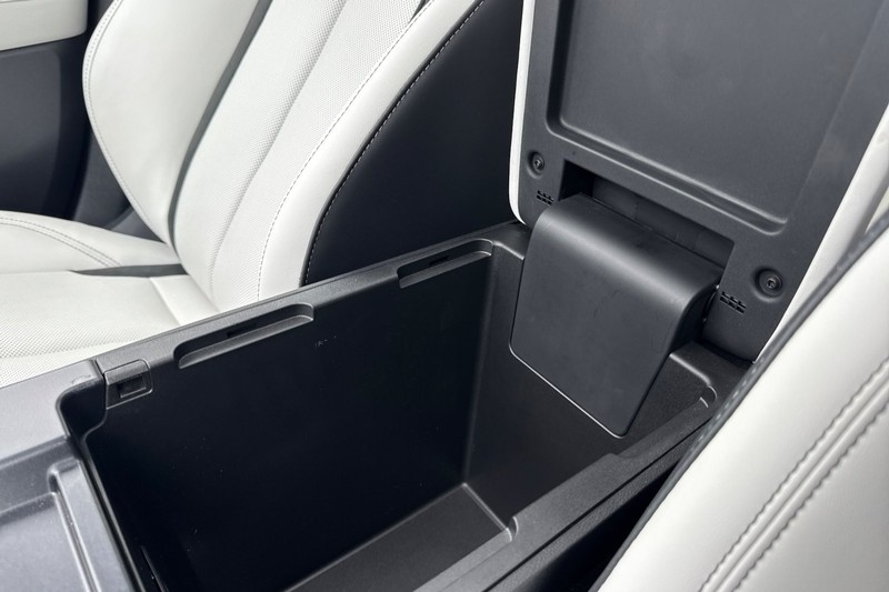 Acura ZDX Vehicle Full-screen Gallery Image 32