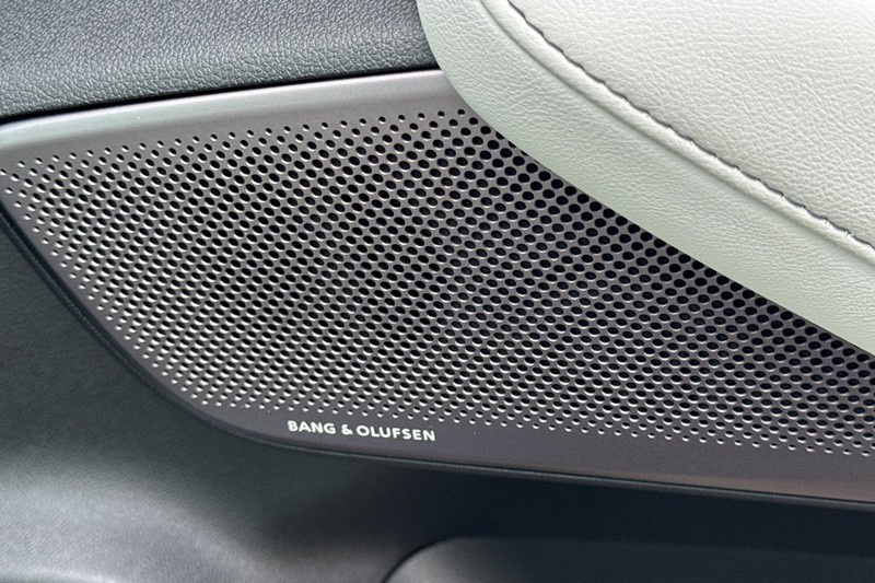 Acura ZDX Vehicle Full-screen Gallery Image 43