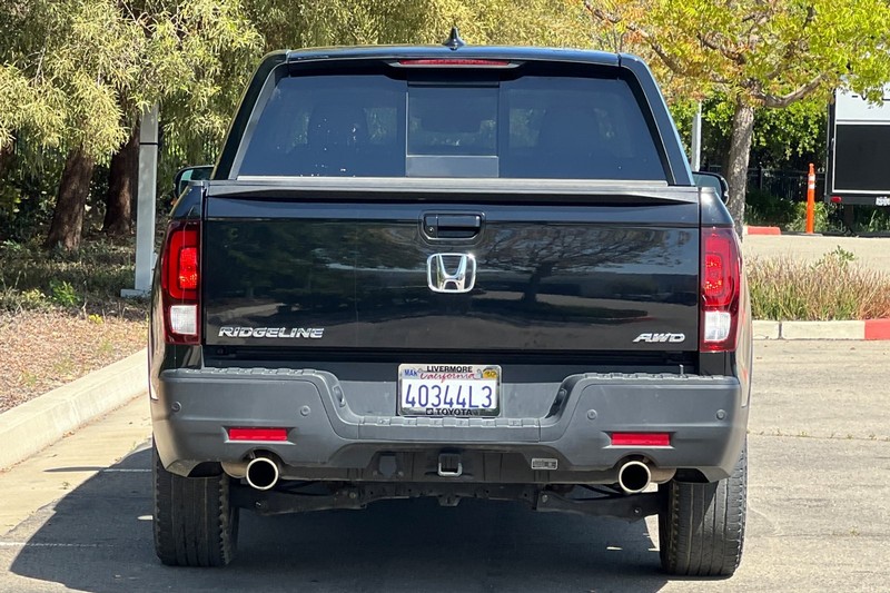 Honda Ridgeline Vehicle Full-screen Gallery Image 05