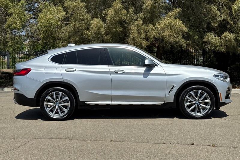 BMW X4 Vehicle Full-screen Gallery Image 03