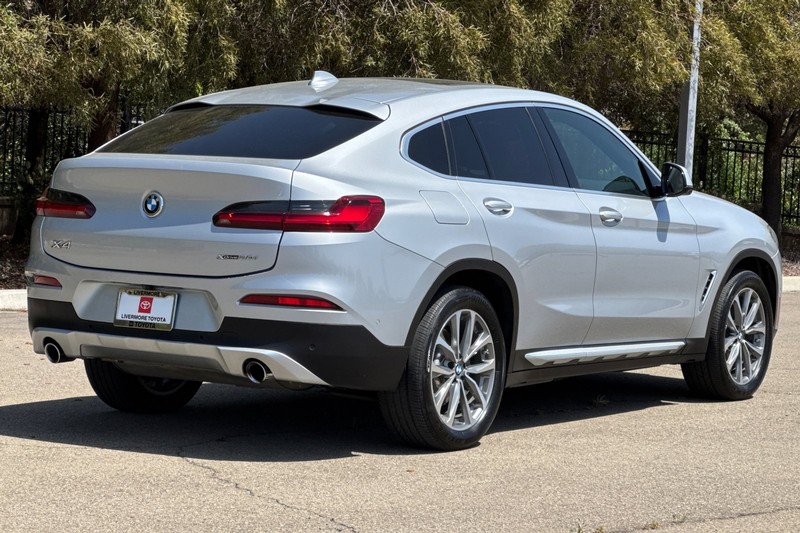 BMW X4 Vehicle Full-screen Gallery Image 04