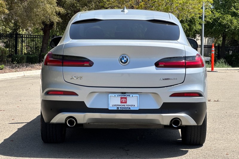 BMW X4 Vehicle Full-screen Gallery Image 05