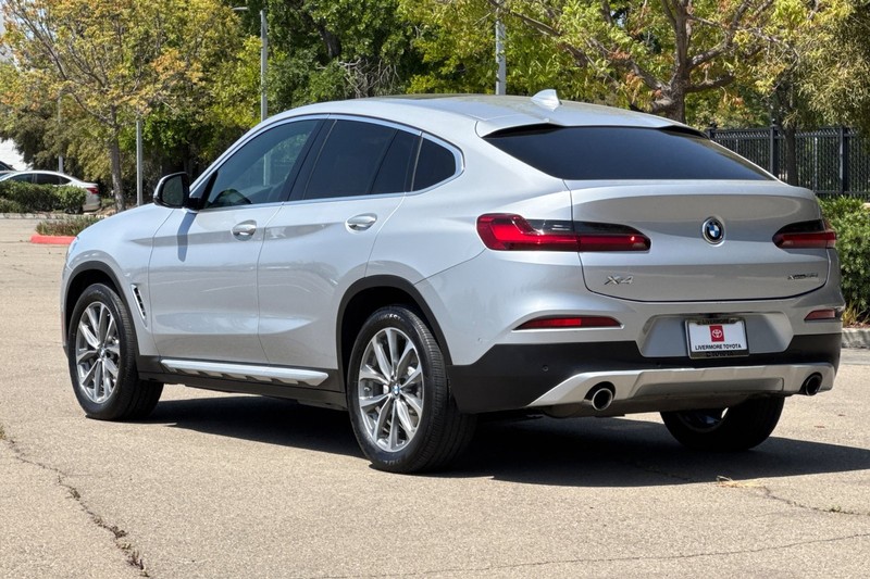 BMW X4 Vehicle Full-screen Gallery Image 06