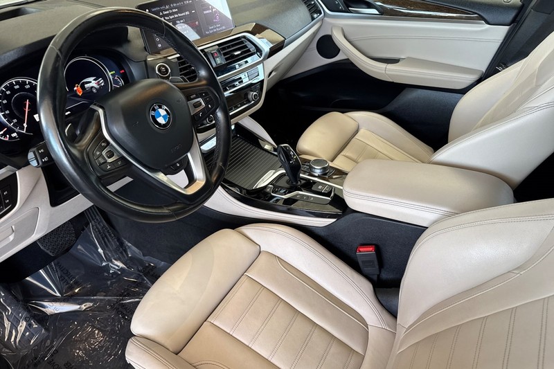 BMW X4 Vehicle Full-screen Gallery Image 10