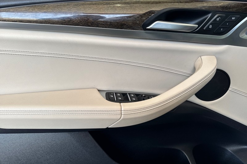 BMW X4 Vehicle Full-screen Gallery Image 11