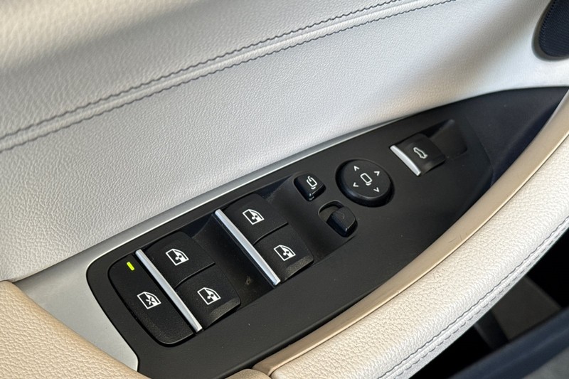 BMW X4 Vehicle Full-screen Gallery Image 12