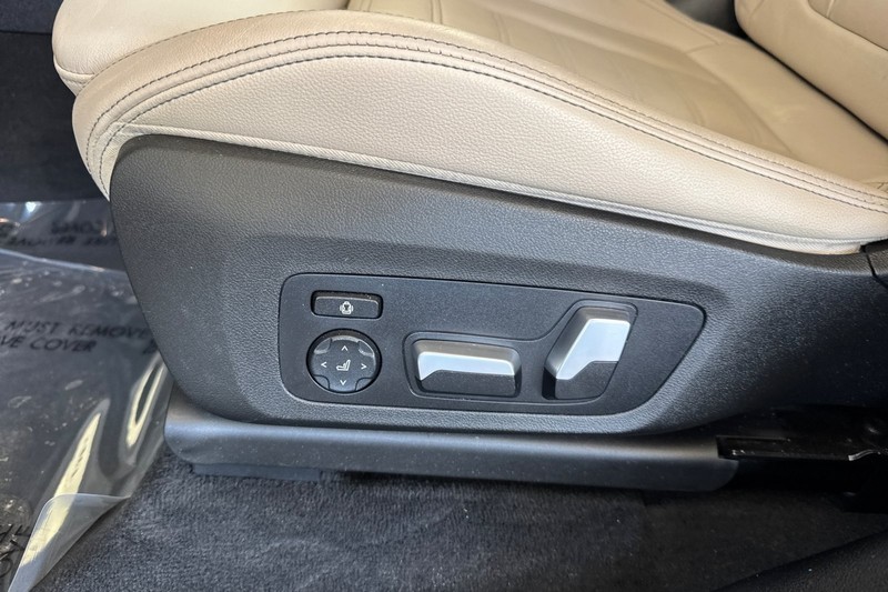 BMW X4 Vehicle Full-screen Gallery Image 13