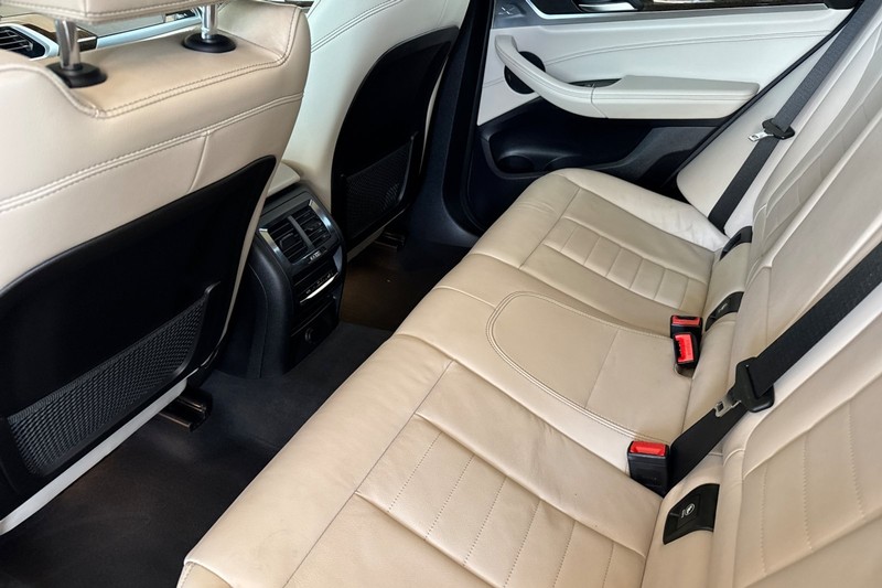 BMW X4 Vehicle Full-screen Gallery Image 14