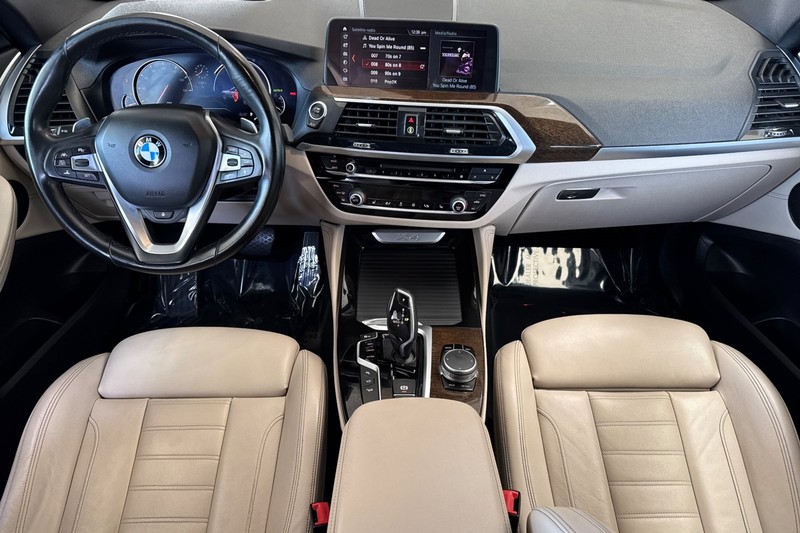 BMW X4 Vehicle Full-screen Gallery Image 15
