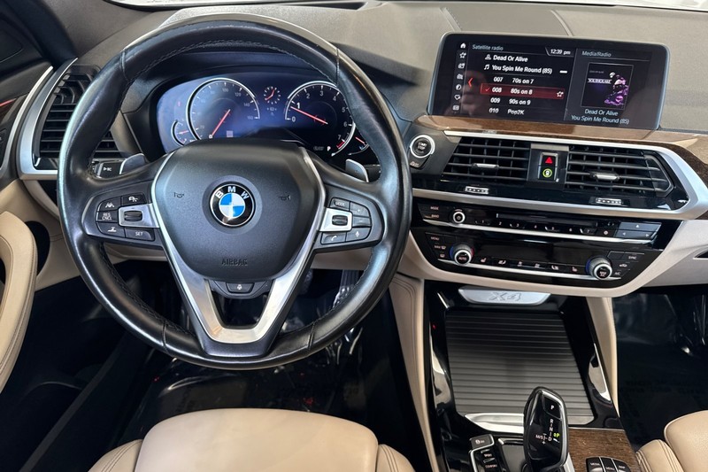BMW X4 Vehicle Full-screen Gallery Image 16