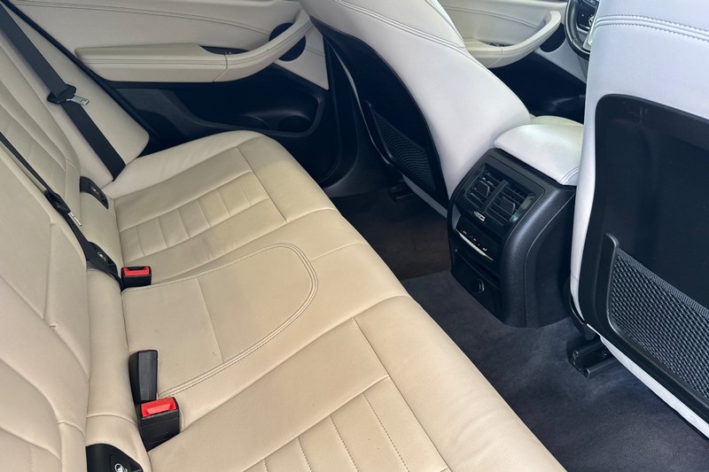 BMW X4 Vehicle Full-screen Gallery Image 18