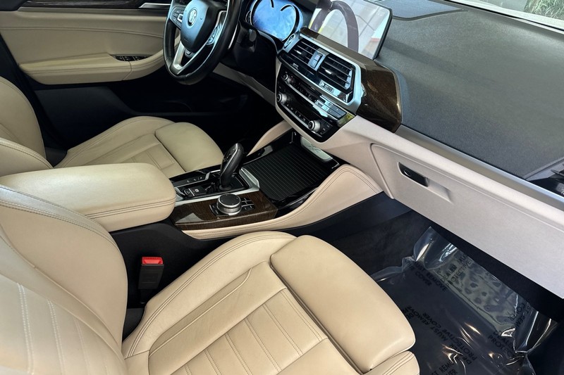 BMW X4 Vehicle Full-screen Gallery Image 19