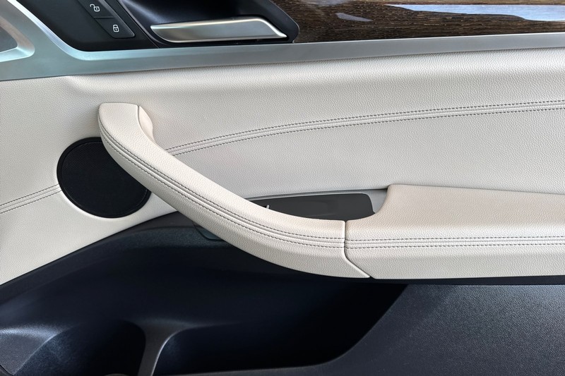 BMW X4 Vehicle Full-screen Gallery Image 21