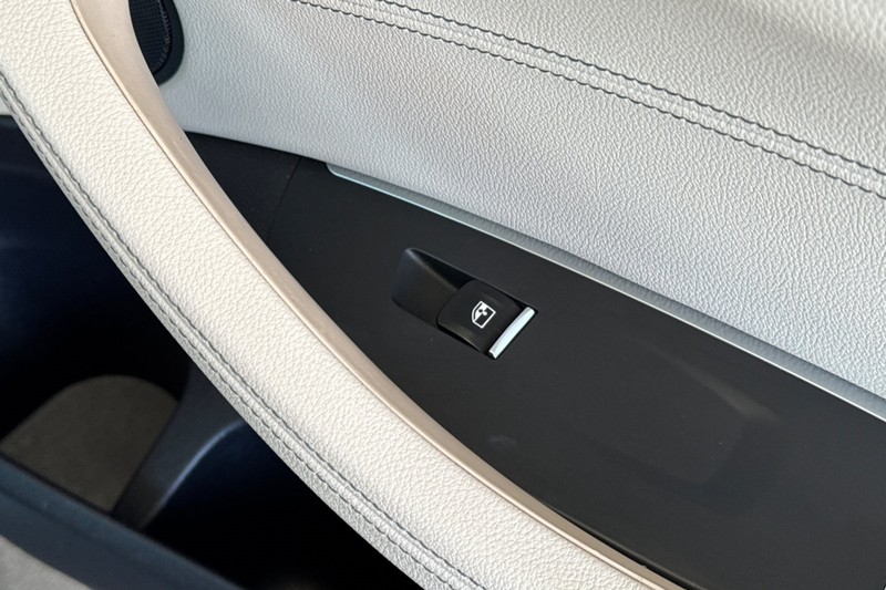 BMW X4 Vehicle Full-screen Gallery Image 22