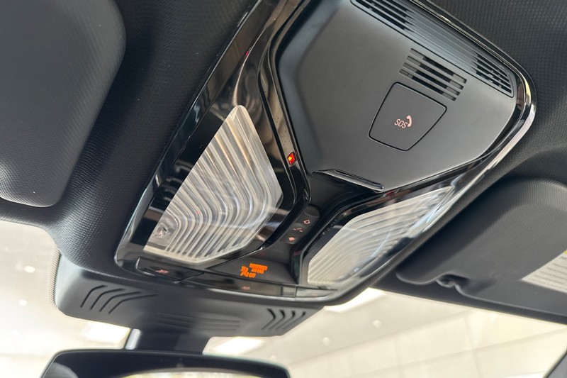 BMW X4 Vehicle Full-screen Gallery Image 24