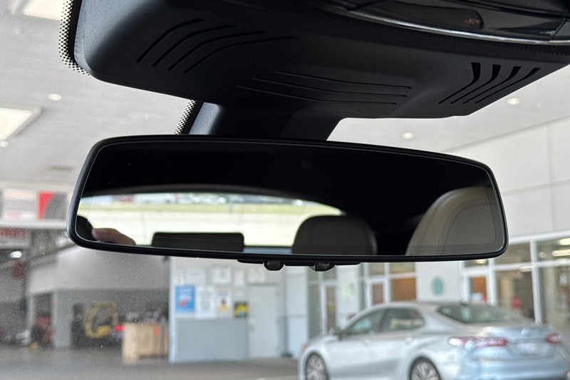 BMW X4 Vehicle Full-screen Gallery Image 25