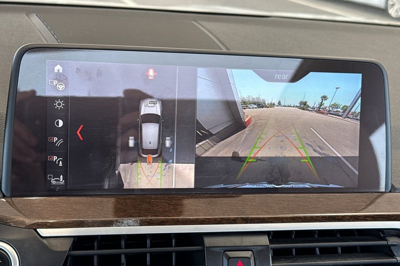 BMW X4 Vehicle Full-screen Gallery Image 27