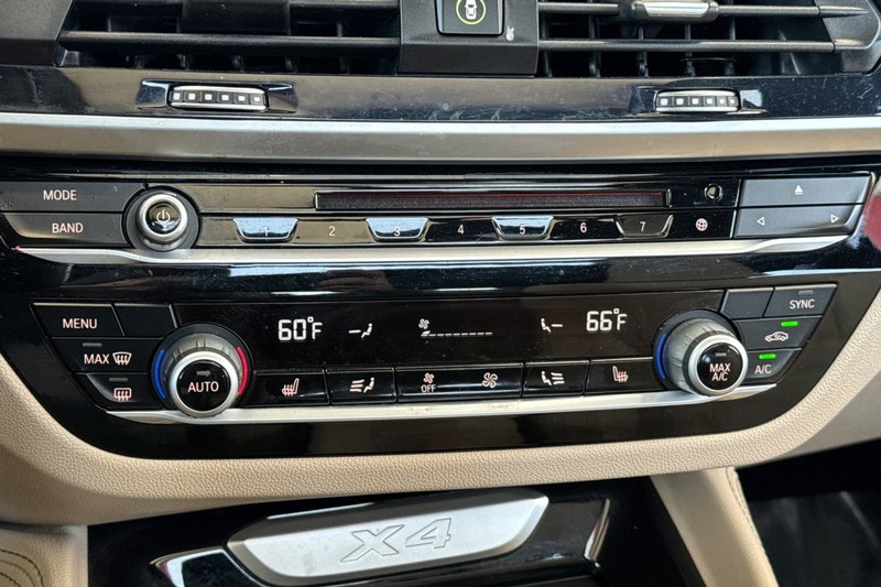 BMW X4 Vehicle Full-screen Gallery Image 28