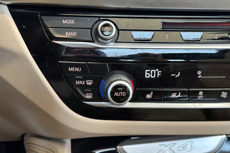 BMW X4 Vehicle Full-screen Gallery Image 29
