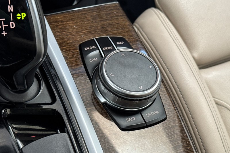 BMW X4 Vehicle Full-screen Gallery Image 32