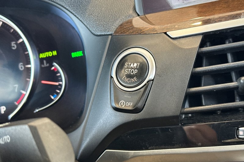 BMW X4 Vehicle Full-screen Gallery Image 35
