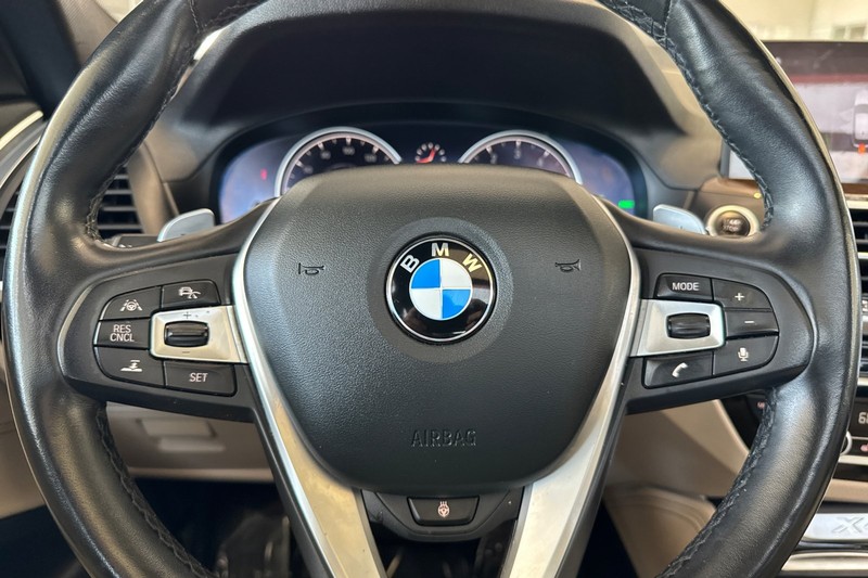 BMW X4 Vehicle Full-screen Gallery Image 36