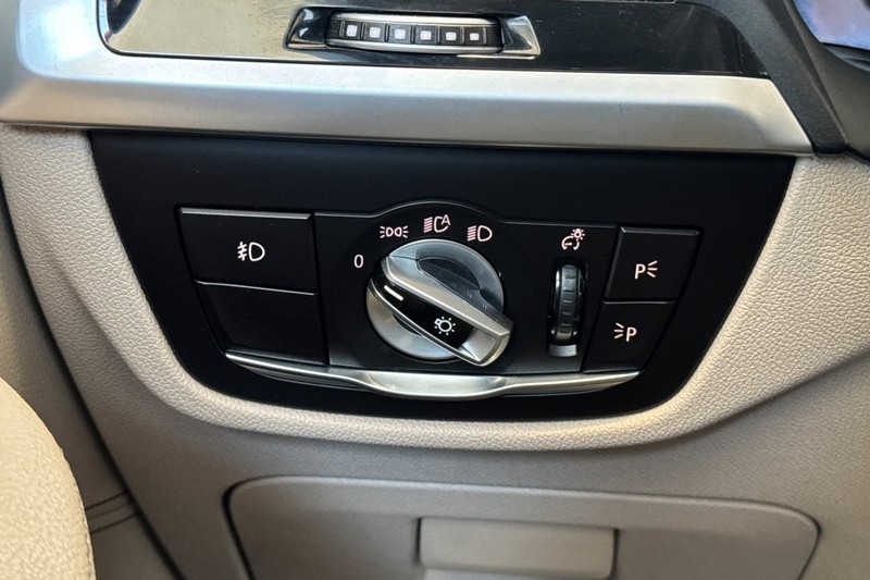 BMW X4 Vehicle Full-screen Gallery Image 44