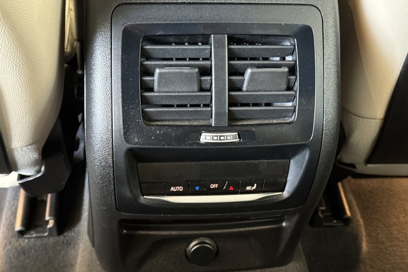 BMW X4 Vehicle Full-screen Gallery Image 45