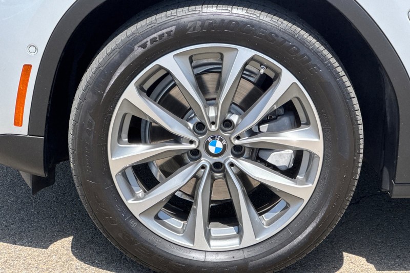 BMW X4 Vehicle Full-screen Gallery Image 48